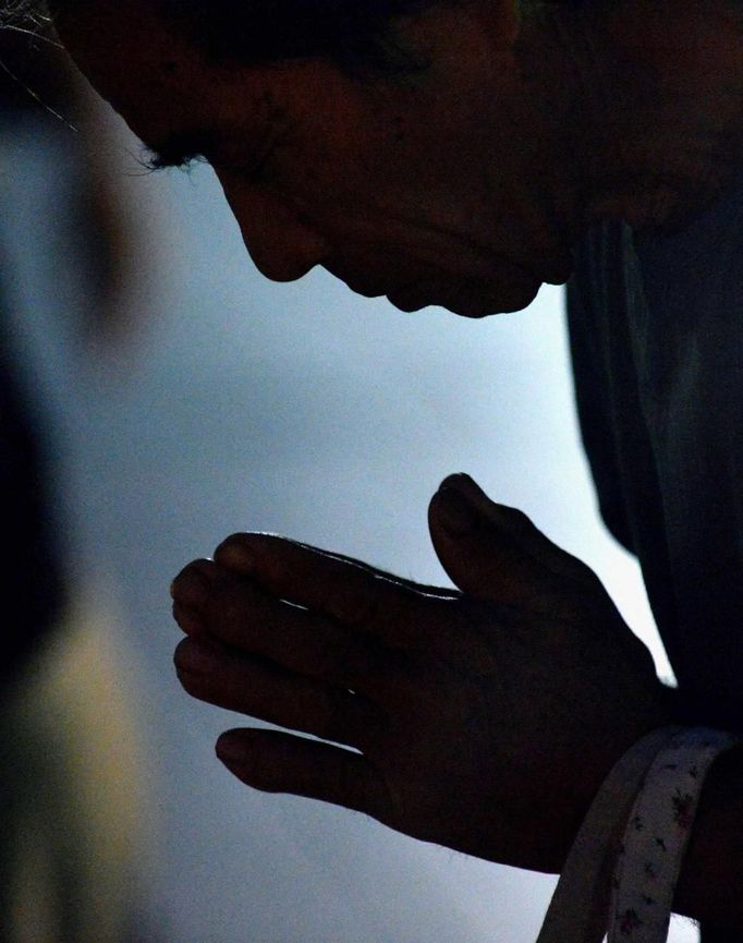 A man prays for the victims of the 1945 atomic bombing, in the Peace Memorial Park in Hiroshima August 6, 2013, on the 68th anniversary of the world's first atomic bombing on the city. Mandatory Credit. REUTERS/Kyodo (JAPAN - Tags: ANNIVERSARY CONFLICT) ATTENTION EDITORS - THIS IMAGE WAS PROVIDED BY A THIRD PARTY. FOR EDITORIAL USE ONLY. NOT FOR SALE FOR MARKETING OR ADVERTISING CAMPAIGNS. THIS PICTURE IS DISTRIBUTED EXACTLY AS RECEIVED BY REUTERS, AS A SERVICE TO CLIENTS. MANDATORY CREDIT. JAPAN OUT. NO COMMERCIAL OR EDITORIAL SALES IN JAPAN. YES Published: Srp. 5, 2013, 11:45 odp.