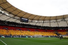 Tragédie na fotbale. V Mnichově po pádu z tribuny zemřel fanoušek