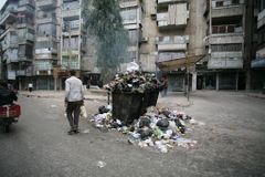 Bejrút je zavalen tunami odpadu, lidé musí nosit roušky