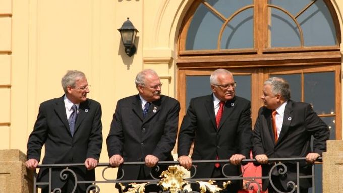 Prezidenti České a Slovenské republiky, Maďarska a Polska na balkoně zámku v Lánech.