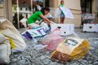 Fotky: Plast je past. Aktivisté v Praze vybalili potraviny z obalů a prázdné je nechali v obchodě