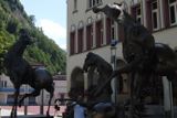 Veškerá výkonná moc je soustředěna ve Vaduzu na jedné hlavní třídě. Radnice se sousoším "Tre Cavalli" od švýcarského sochaře Naga Arnoldiho.