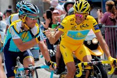 Armstrong a spol. prý měli při dopingovém testu výhodu