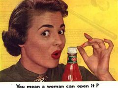 Z amerického archivu: Co myslíte, dokáže ženská otevřít kečup? (Tohle je aspoň trochu sexisticky vtipné, možná.)