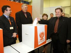 Zdeněk Škromach odevzdává svůj hlas při volbě předsedy strany.
