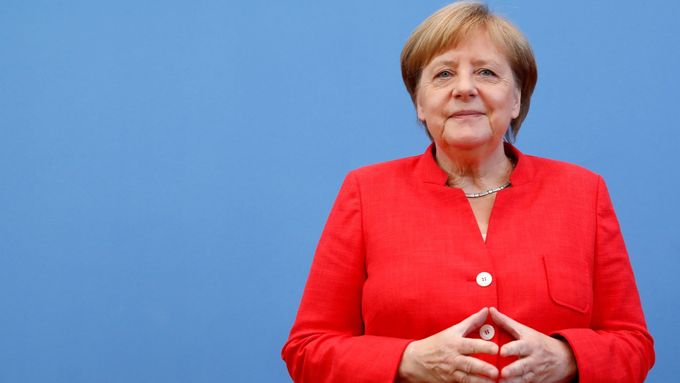 Angela Merkelová na páteční tiskové konferenci.
