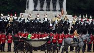 V kočáře jela královna Alžběta II. od Buckinghamského paláce se svým manželem, princem Philipem. Tomu bylo v pátek pětadevadesát.