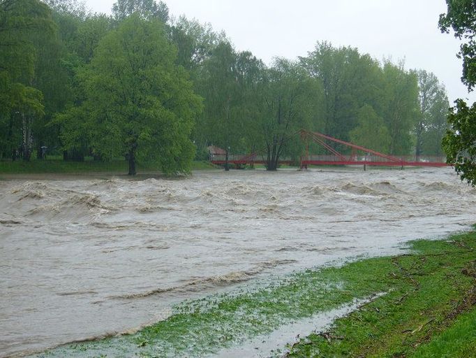 Vylitá řeka Ostravice ve Frýdku Místku.