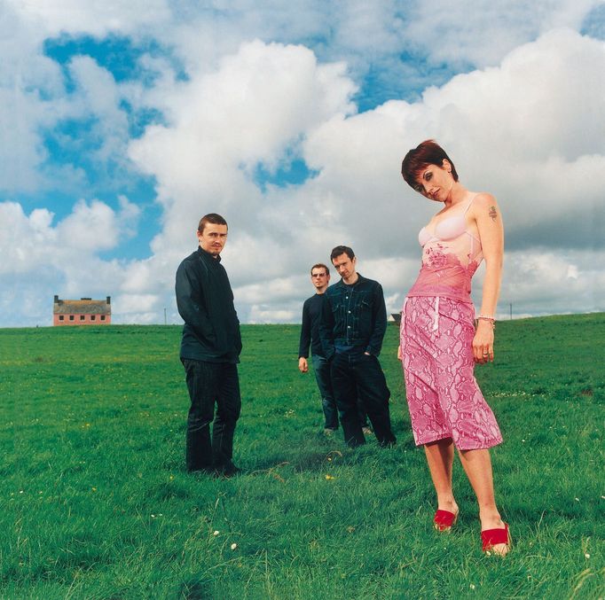 Hudební skupina The Cranberries se zpěvačkou Dolores O'Riordan - 2001