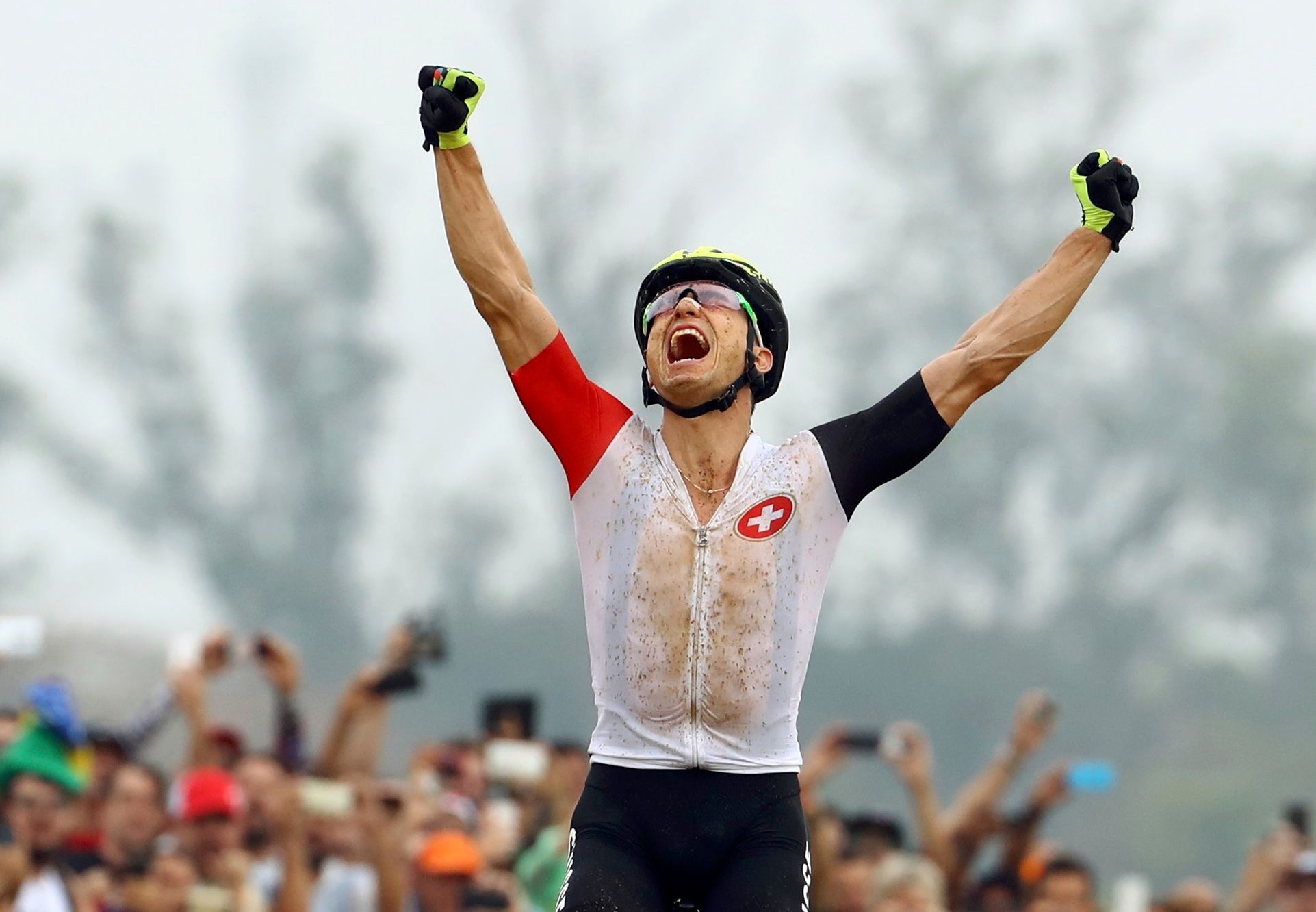 Nino Schurter se raduje z vítězství v závodě cross-country na OH