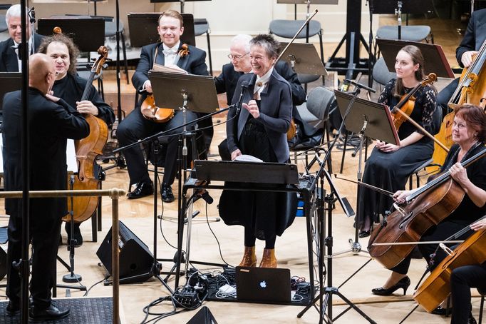 Laurie Anderson při vystoupení s Filharmonií Brno.