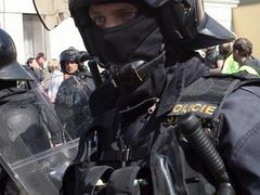 Zajistit bezpečí obyvatel přijelo do Přerova celkem asi sedm set policistů. Těžkooděnce vedení policie povolalo ze tří krajů.