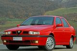 Finančně strádající Alfu Romeo v roce 1986 koupil Fiat a začal prosazovat jednodušší techniku ze svých modelů. Tak v roce 1992 přišla Alfa 155 na základech tehdejšího Tipa s vlečenou zadní nápravou. Jedinou odlišností byly vlastní motory včetně šestiválců a volitelný pohon všech kol.