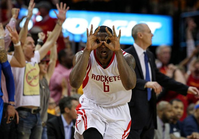 Terrence Jones z Houstonu slaví postup v sérii proti Dallasu.