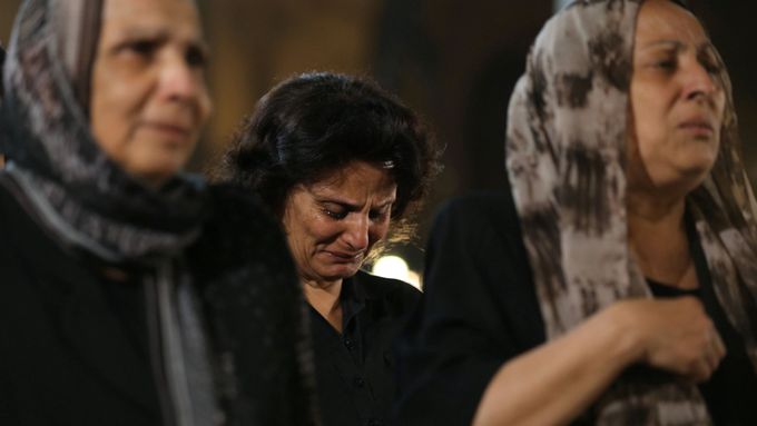 Foto: Pozůstalí truchlí, v Gíze se konala pohřební mše. Objasnit tragédii letu pomáhá šest států
