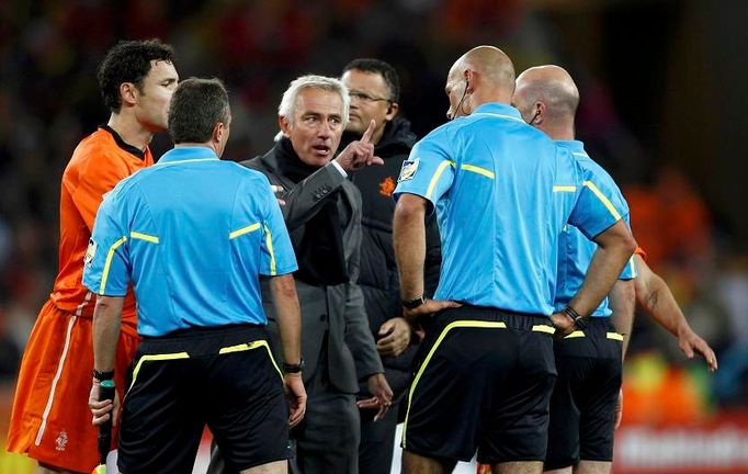 Bert van Marwijk a Howard Webb