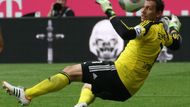 Bayern, který zatím pod novým trenérem Pepem Guardiolou hledá optimální formu, předváděl dlouho jen zahozené šance. David Alaba poslal slabou penaltu do náruče brankáře Raphaela Schäfera, ...