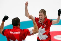 Zlato z olympijské premiéry curlingových mixů mají Kanaďané