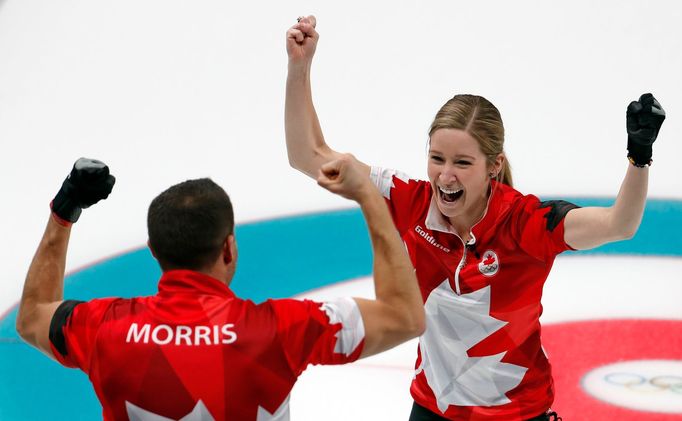 Vítězná Kanada po finále smíšených dvojic v curlingu na ZOH 2018: Kaitlyn Lawesová a John Morris