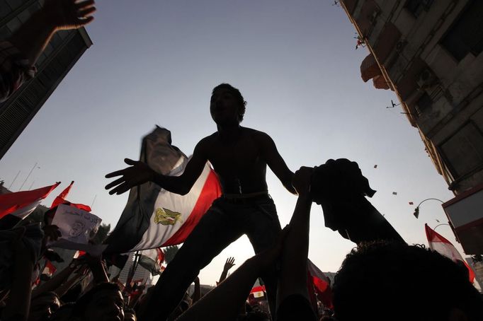 Protesters against Egyptian President Mohamed Mursi gather in Tahrir Square in Cairo July 3, 2013. Egypt's armed forces and Islamist President Mursi refused to back down on Wednesday as a deadline for a military takeover passed with rival demonstrators out in force in the streets of Cairo. The Egyptian president's national security adviser said on Wednesday that a "military coup" was under way and army and police violence was expected to remove pro-Mursi demonstrators. REUTERS/Mohamed Abd El Ghany (EGYPT - Tags: POLITICS CIVIL UNREST TPX IMAGES OF THE DAY) Published: Čec. 3, 2013, 6:39 odp.