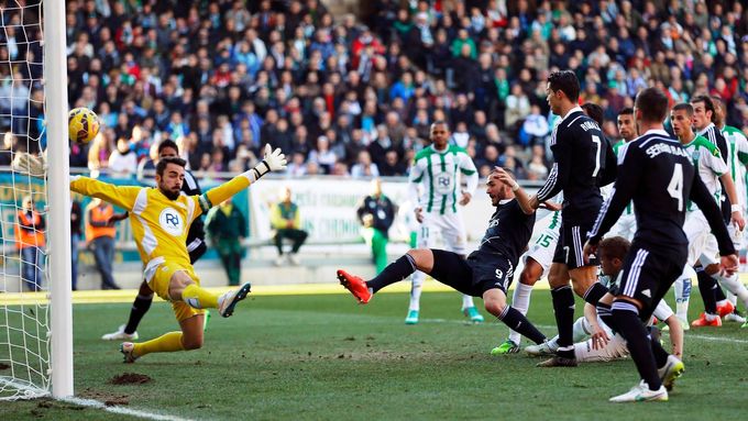 Karim Benzema z Realu dává gól do sítě Juana Carlose Martina Corrala z Cordoby.