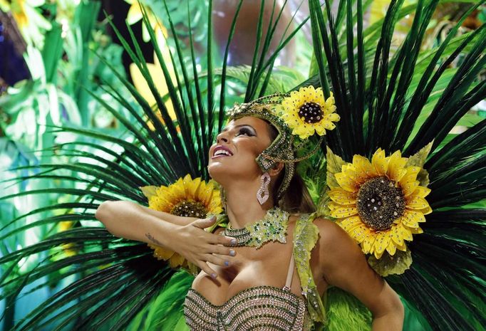 A reveller from the Vila Isabel samba school participates in the annual Carnival parade in Rio de Janeiro's Sambadrome February 12, 2013. REUTERS/Sergio Moraes (BRAZIL - Tags: SOCIETY) Published: Úno. 12, 2013, 8:07 dop.