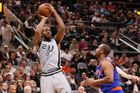 Spurs i Warriors v NBA po boji uhájili domácí neporazitelnost