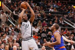 Spurs i Warriors v NBA po boji uhájili domácí neporazitelnost