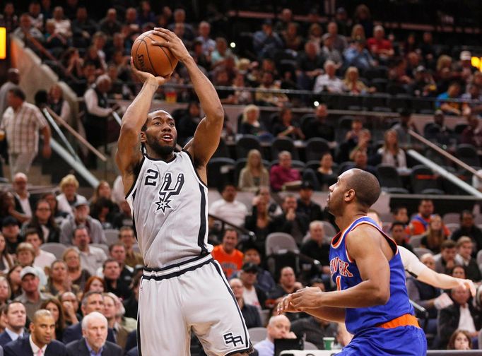 Kawhi Leonard (2) ze San Antonia střílí přes Arrona Afflala z New Yorku Knicks.