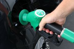 Paliva od minulého týdne zlevnila, benzin se zhruba po měsíci dostal pod 40 korun