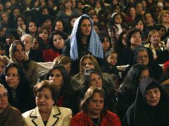 Egyptští koptští křesťané na bohoslužbě v Káhiře.