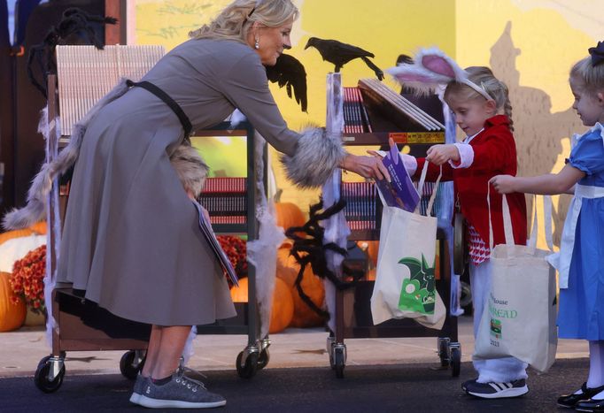 Lidé oslavovali Halloween.