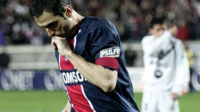Pedro Miguel Pauleta z Paris St. Germain políbil na oslavu jedné ze svých tří branek prsten. Portugalec zářil v utkání francouzské fotbalové ligy proti Bordeaux.