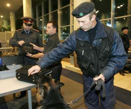 Bezpečnostní kontroly na moskevském letišti Domodědovo