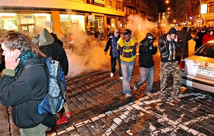 Policii se podařilo anarchisty rozehnat do okolních ulic až s použitím dělbuchů.