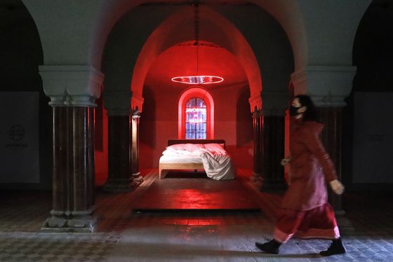 Nábytkářská firma Javorina naplnila téma přehlídky, kterým je vášeň, přímočaře: rozestlanou postelí se svatozáří.