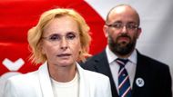 Volební štáb hnutí Stačilo!, které se nakonec do sněmovny nedostalo. Na snímku šéfka komunistů Kateřina Konečná, která měla při svém projevu problém zadržet slzy, a Daniel Sterzik alias Vidlák, 4. října 2025, Ostrava.