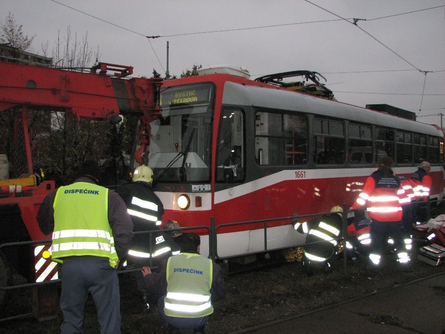 Tramvaj přejela chlapci nohu, nejspíš o ni přijde