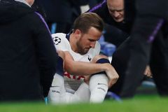 Kanonýr Tottenhamu Kane opustil stadion o berlích, nejspíš přijde o zbytek sezony
