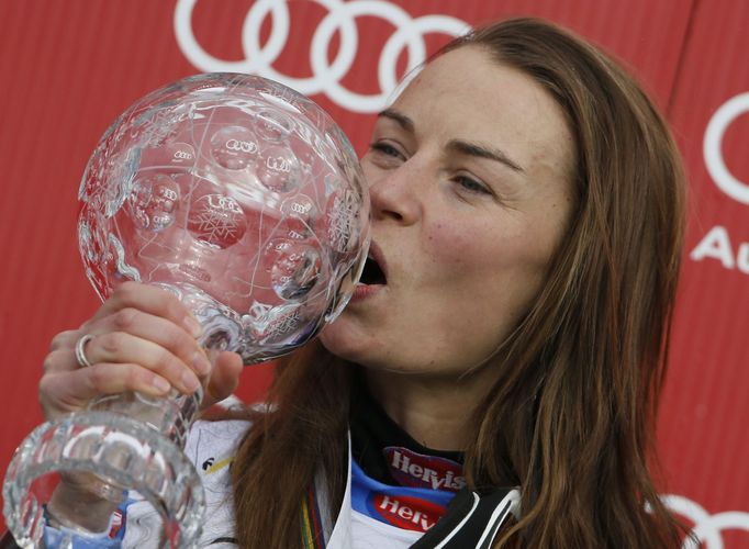 Tina Mazeová se svým kříšťálovým glóbem za sezonu 2013 (super G)