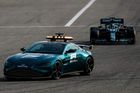 Nový safety car Aston Martin pro závody F1 jede před Sebastianem Vettelem v Aston Martinu(2021)
