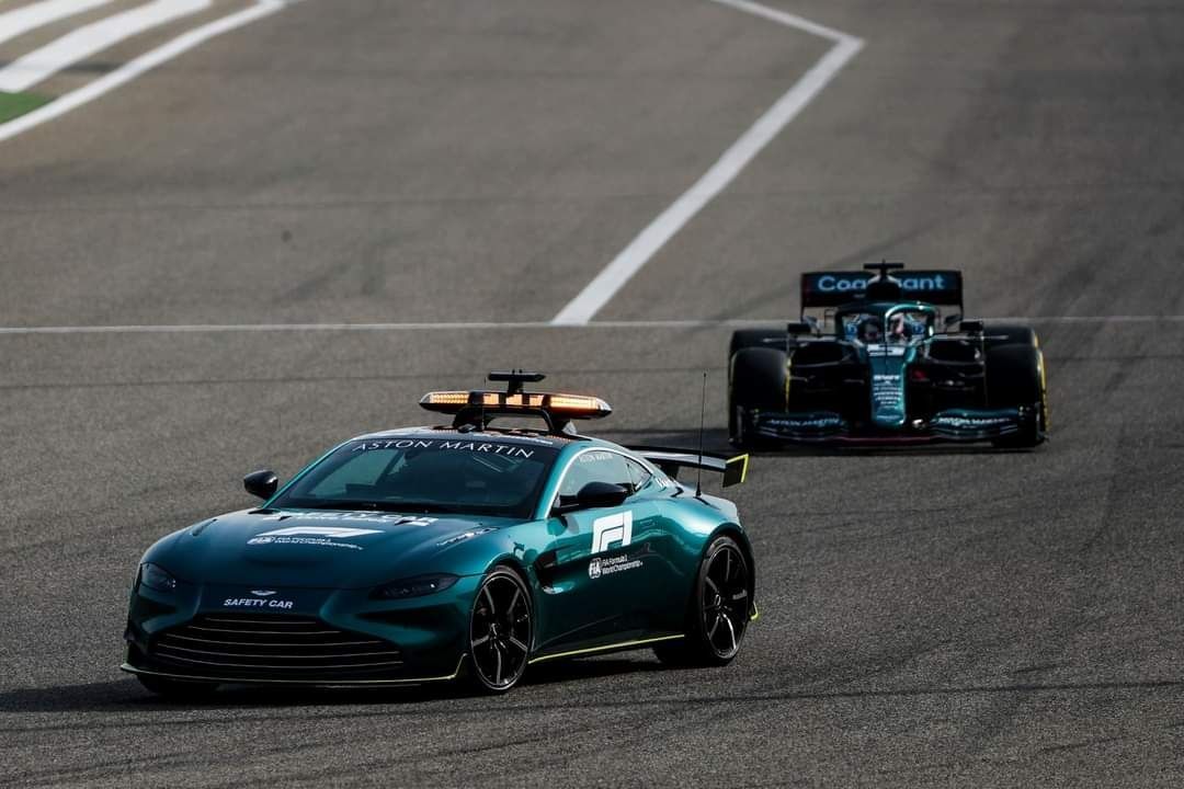 Nový safety car Aston Martin pro závody F1 jede před Sebastianem Vettelem v Aston Martinu(2021)
