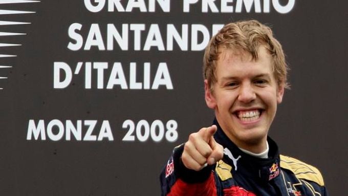 Nadšený Vettel zdraví diváky i mechaniky