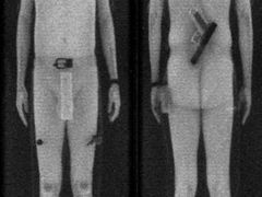 Obrázek z personálního rentgenu odhalí zbraně, a také ukáže, jak vypadáte pod šaty. V černobílém a neostrém provedení.
