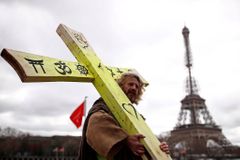 Ve Francii opět demonstrovaly "žluté vesty". Policie proti nim použila i slzný plyn