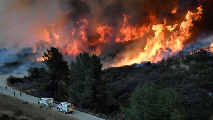 Požáry řádí v jižní Kalifornii už týden.