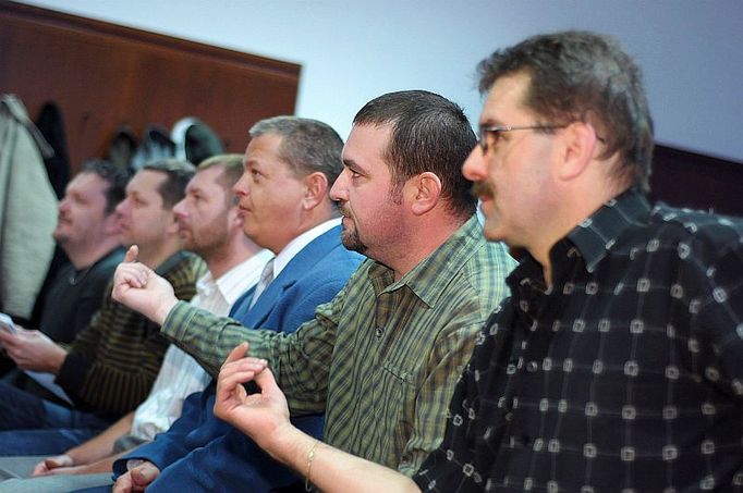 Bývalí policisté z Vratimova Drahoslav Josiek, Rostisla Nojzer, Tomáš Omelka, Dalibor Rada, Jiří Raszka, Lumír Zemánek odmítají, že by kdy vzali od řidiče úplatek