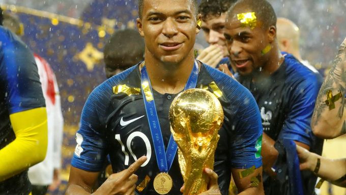 Takhle křepčil s trofejí pro mistry světa v roce 2018 Francouz Kylian Mbappé. Šéf FIFA Gianni Infantino chce, aby se o ni bojovalo každé dva roky