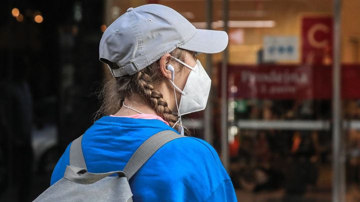 Vláda nařizuje nosit i čínské respirátory. Podle expertů před virem nemusejí ochránit