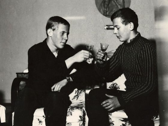 Silvestrovský přípitek (1967) s bratrem Jaroslavem. Jan Zajíc vpravo.